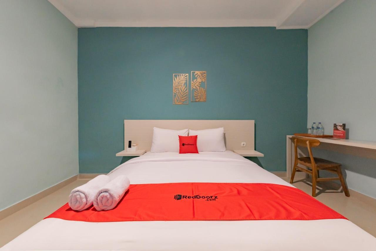 Reddoorz Plus Near Surapati Core Бандунг Экстерьер фото